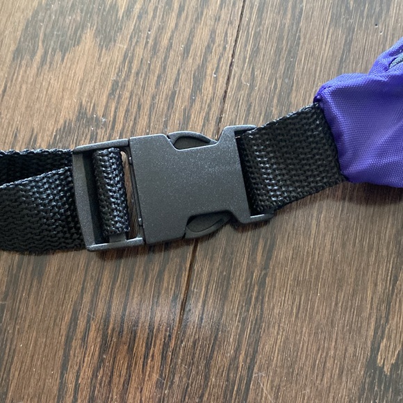 Laurier University Golden Hawks Light Weight Fanny Pack - Picture 2 of 3